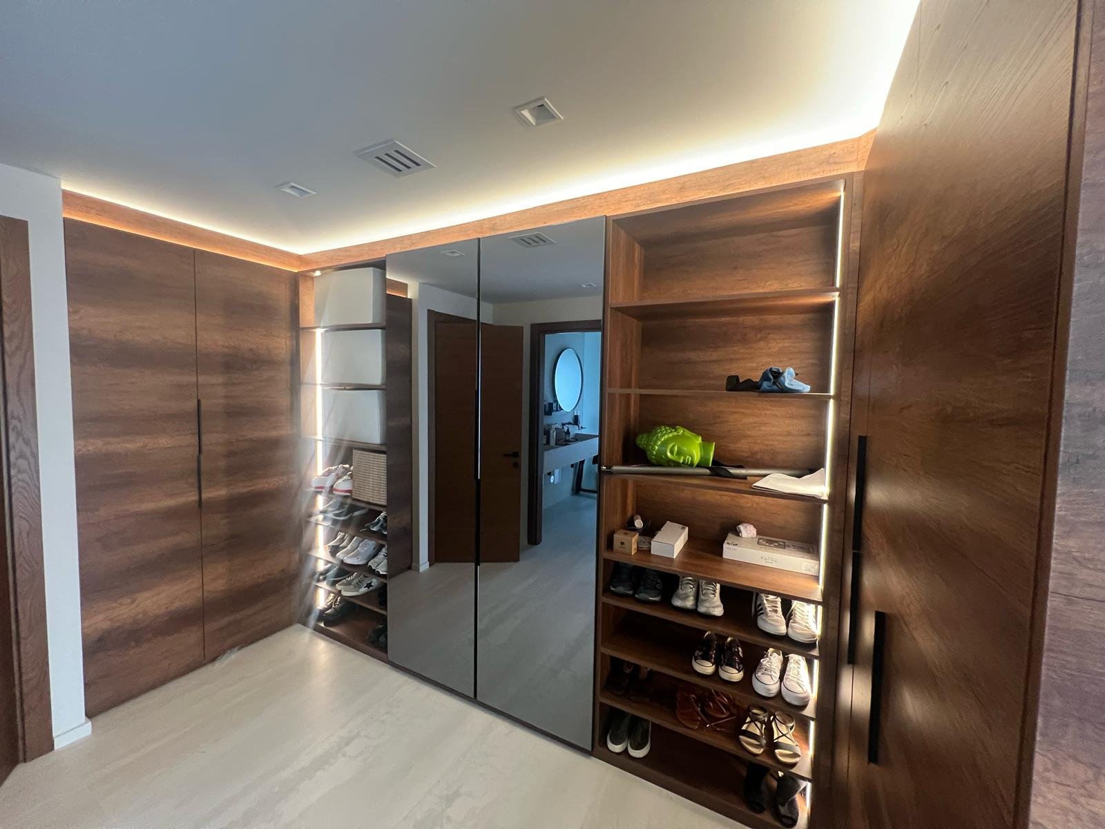 In small spaces, both efficient use of area and a sense of spaciousness are important; the use of mirrors supports this concept, while interior doors complement the design and color scheme.